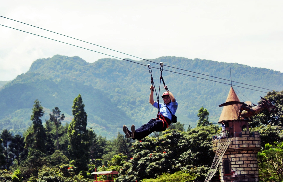 wahana-petualangan-flying-fox-taman-wisata-matahari