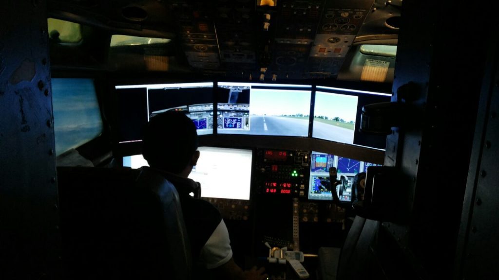 ruang-cockpit-boeing-727-200-taman-wisata-matahari