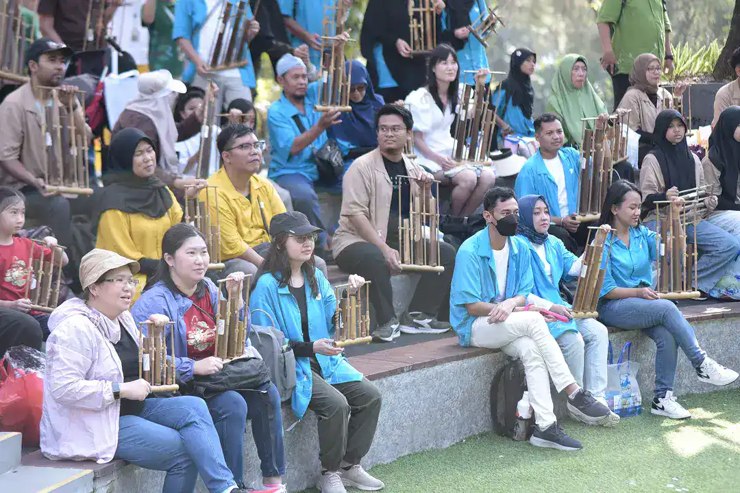 peserta huawei family day di angklung show enchanting valley